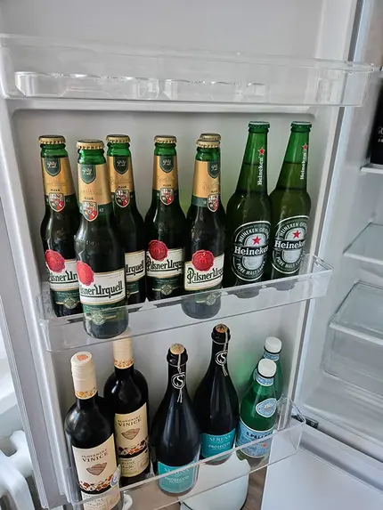 minibar alkoholické nápoje v apartmáne Lesa v Brezne